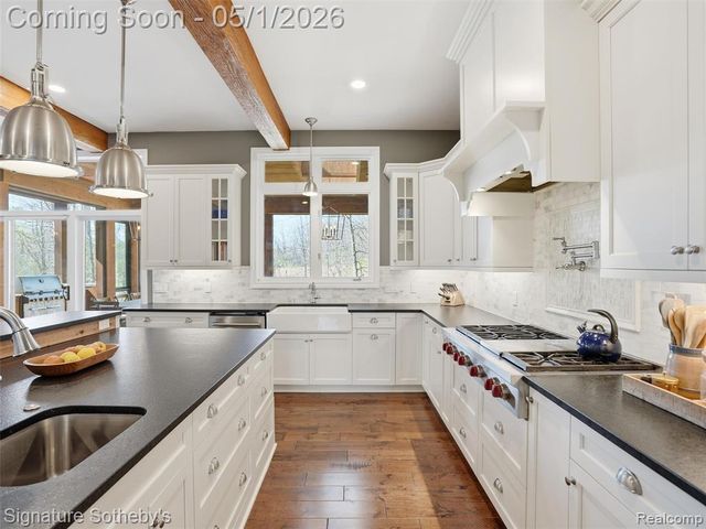 1595 Carriage Way, Rochester, MI 48307