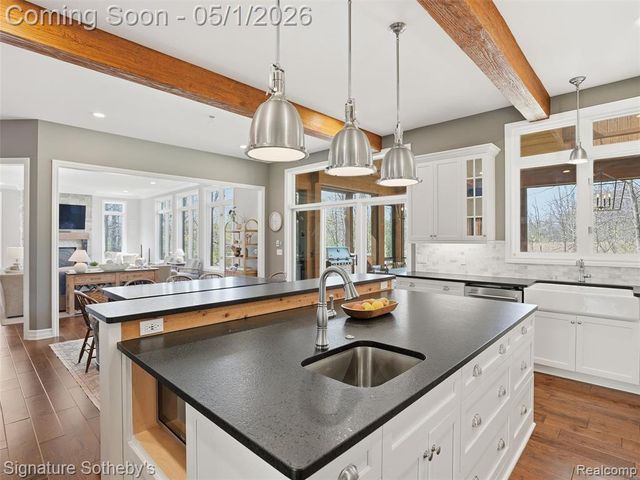 1595 Carriage Way, Rochester, MI 48307