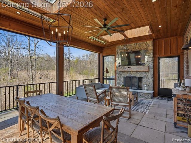 1595 Carriage Way, Rochester, MI 48307