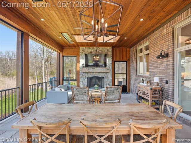 1595 Carriage Way, Rochester, MI 48307