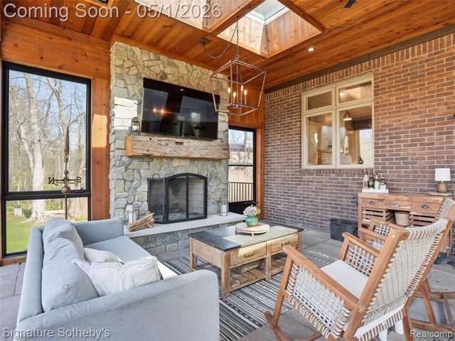 1595 Carriage Way, Rochester, MI 48307