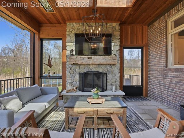 1595 Carriage Way, Rochester, MI 48307