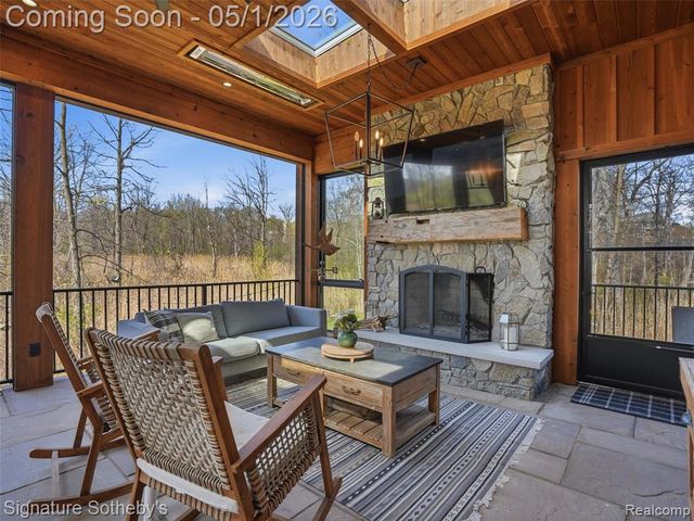 1595 Carriage Way, Rochester, MI 48307