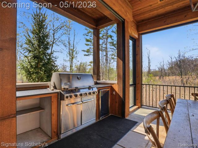 1595 Carriage Way, Rochester, MI 48307