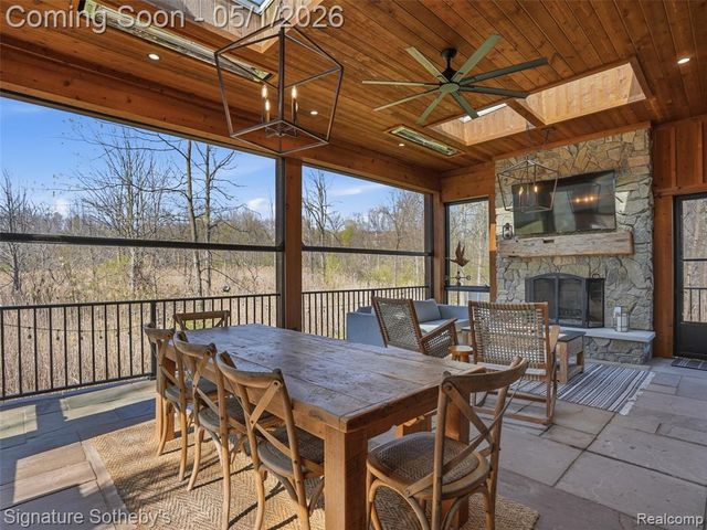 1595 Carriage Way, Rochester, MI 48307
