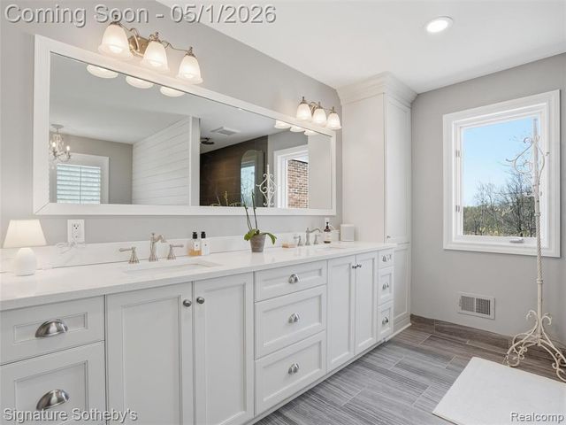 1595 Carriage Way, Rochester, MI 48307