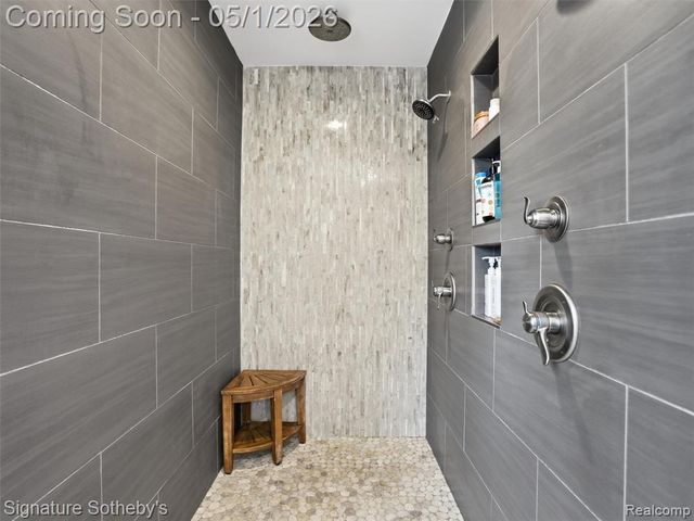 1595 Carriage Way, Rochester, MI 48307