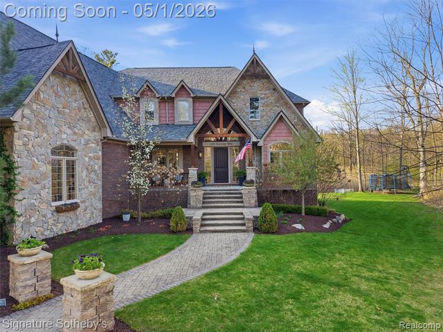 1595 Carriage Way, Rochester, MI 48307