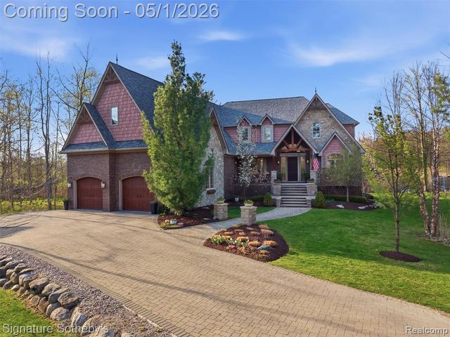 1595 Carriage Way, Rochester, MI 48307