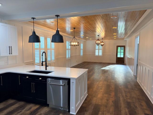 242 Leadwood St., Andrews, SC 29510