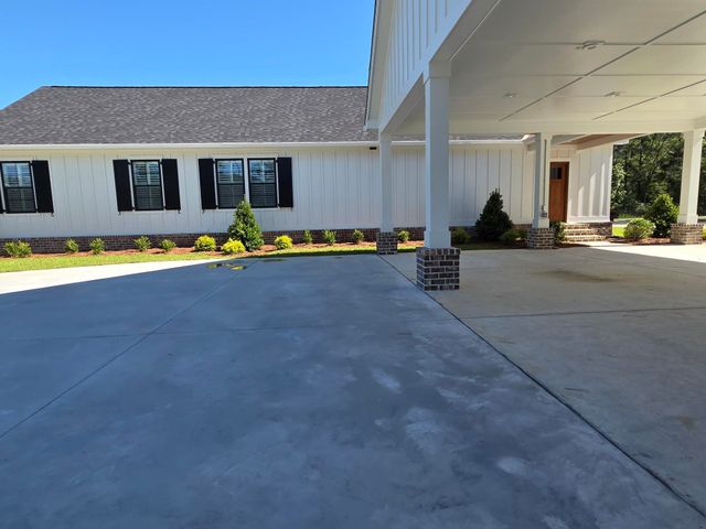 242 Leadwood St., Andrews, SC 29510