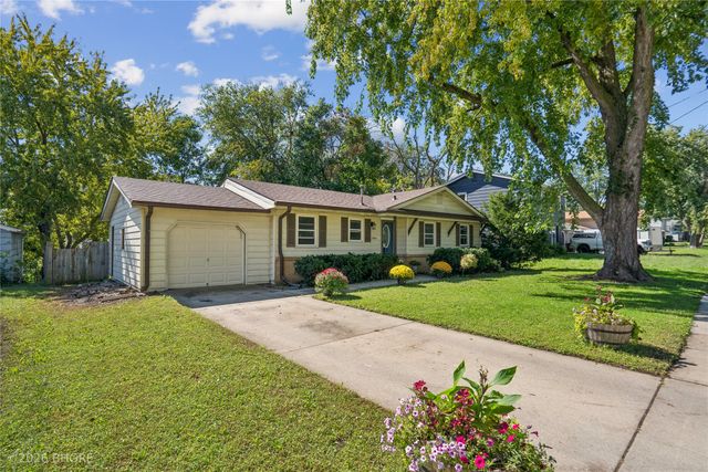 8644 Summit Drive, Clive, IA 50325