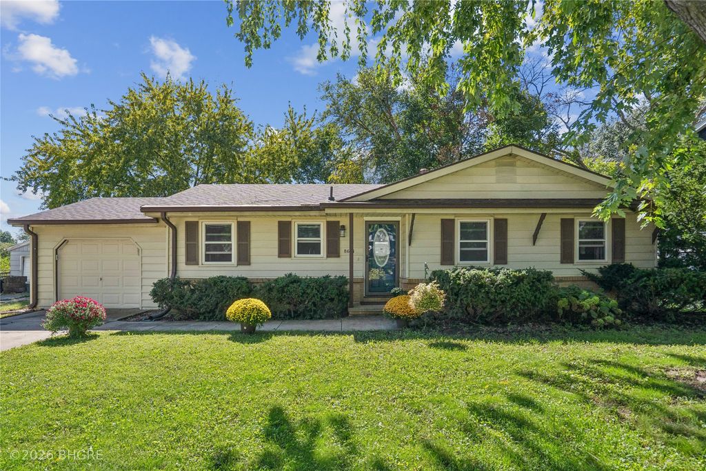 8644 Summit Drive, Clive, IA 50325