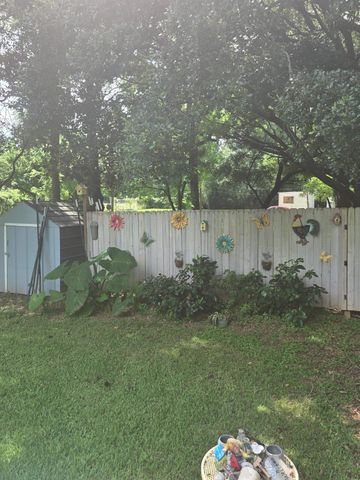 11 Pine Road W, Coldspring, TX 77331