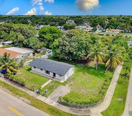 3354 NW 181st St, Miami Gardens, FL 33056