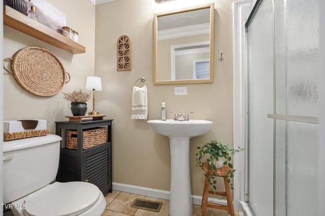 102 Clovercroft Drive, Jonesborough, TN 37659