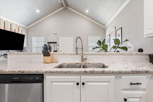518 Alamo Court, Mcgregor, TX 76657