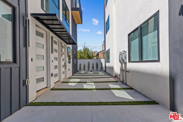 5839 Kester Avenue 2, Sherman Oaks, CA 91411