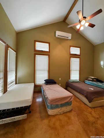 1816 winston, Sabinal, TX 78881