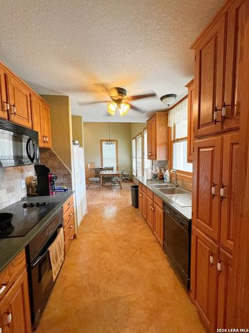 1816 winston, Sabinal, TX 78881