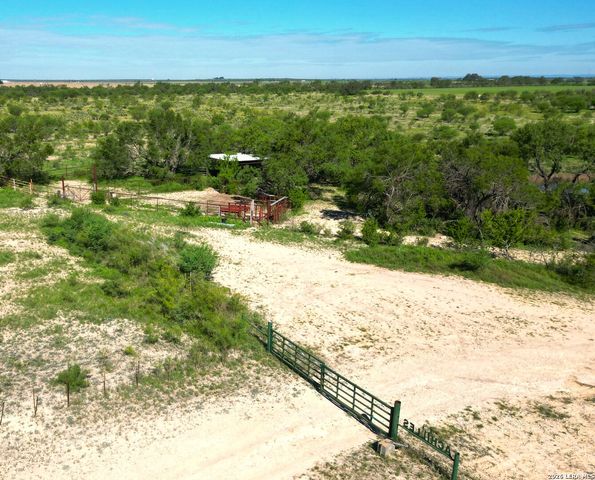 1816 winston, Sabinal, TX 78881