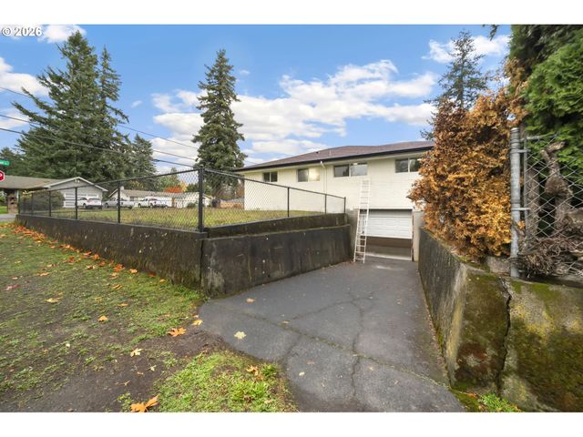 13949 Ne SAN RAFAEL St, Portland, OR 97230