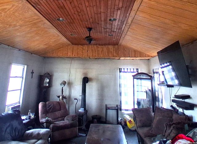 372 County Road 2415, Moore, TX 78057