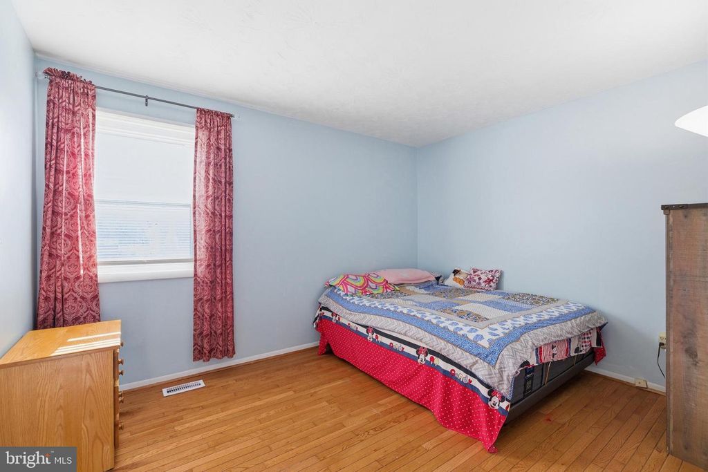 Image 10 of property listing at 530 DELMAR AVE, Glen Burnie, MD 21061