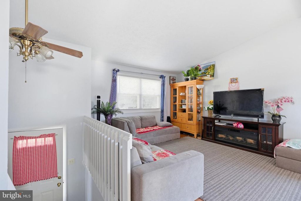 Image 3 of property listing at 530 DELMAR AVE, Glen Burnie, MD 21061