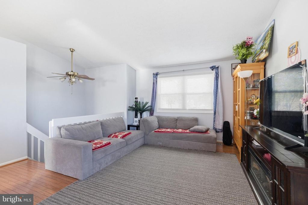 Image 4 of property listing at 530 DELMAR AVE, Glen Burnie, MD 21061