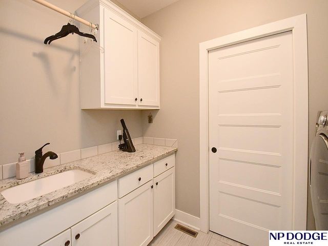 8220 N 123 Street, Omaha, NE 68142