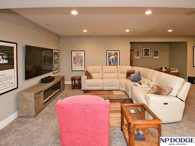 8220 N 123 Street, Omaha, NE 68142