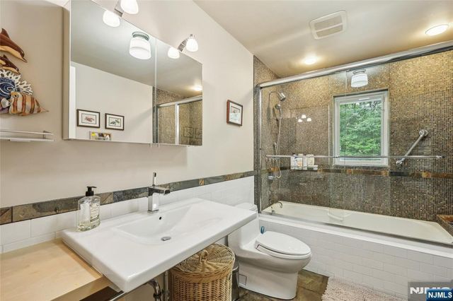100 Dyer Court, Norwood, NJ 07648
