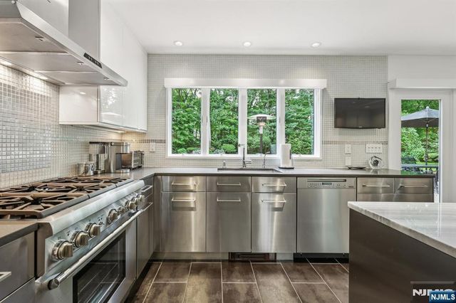 100 Dyer Court, Norwood, NJ 07648