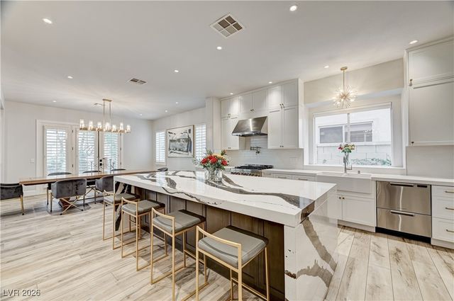 812 Sir James Bridge Way, Las Vegas, NV 89145