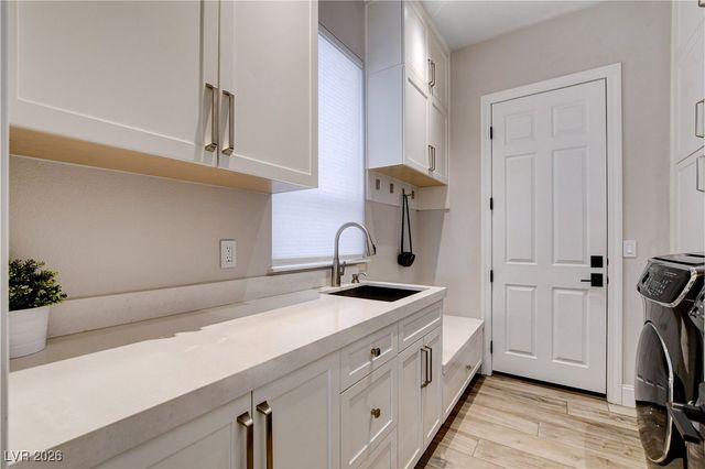 812 Sir James Bridge Way, Las Vegas, NV 89145