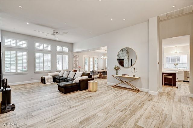 812 Sir James Bridge Way, Las Vegas, NV 89145