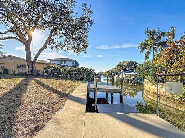 4915 W MELROSE AVENUE, Tampa, FL 33629