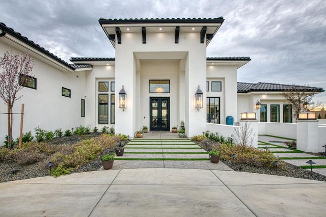 3729 E Queens Court, Clovis, CA 93619