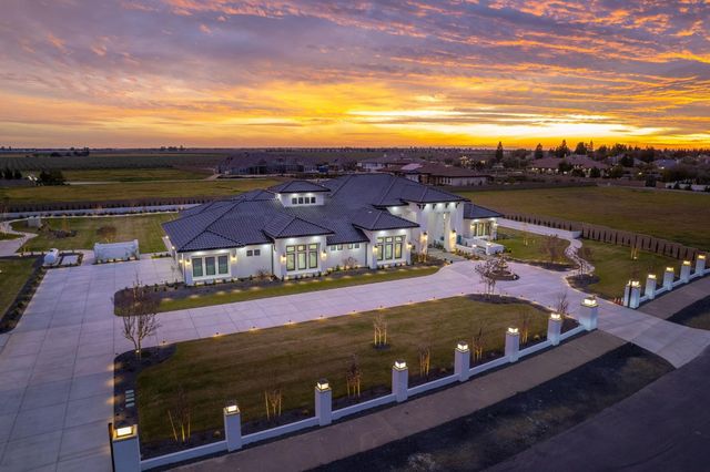 3729 E Queens Court, Clovis, CA 93619