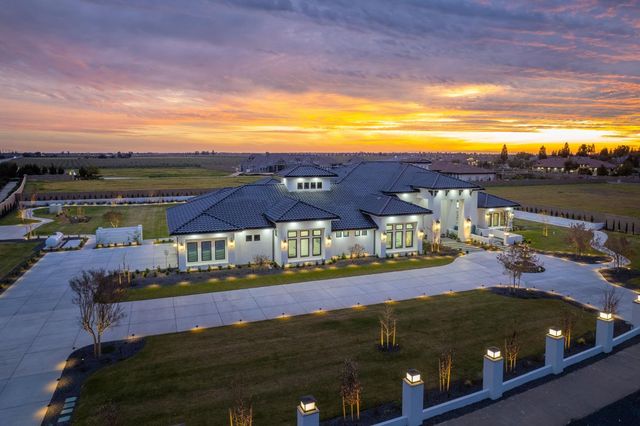 3729 E Queens Court, Clovis, CA 93619