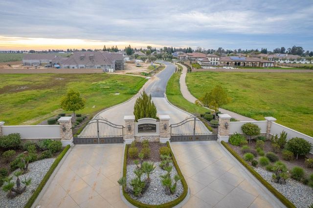 3729 E Queens Court, Clovis, CA 93619