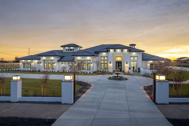 3729 E Queens Court, Clovis, CA 93619