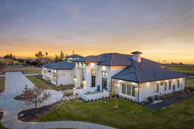 3729 E Queens Court, Clovis, CA 93619