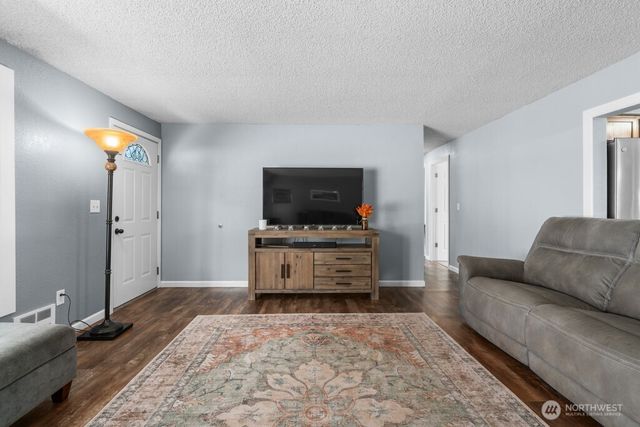 733 2nd Avenue NE, Pacific, WA 98047