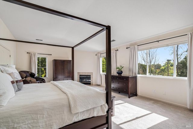 232 Cambridge Ln, Petaluma, CA 94952