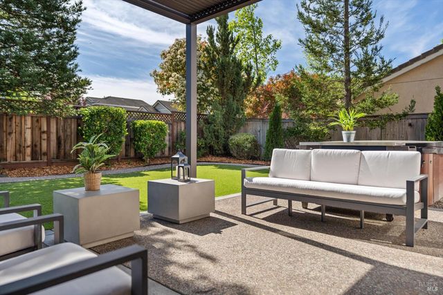 232 Cambridge Ln, Petaluma, CA 94952