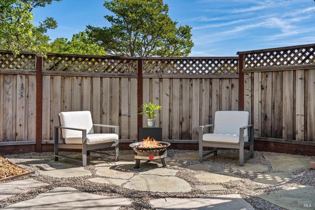 232 Cambridge Ln, Petaluma, CA 94952