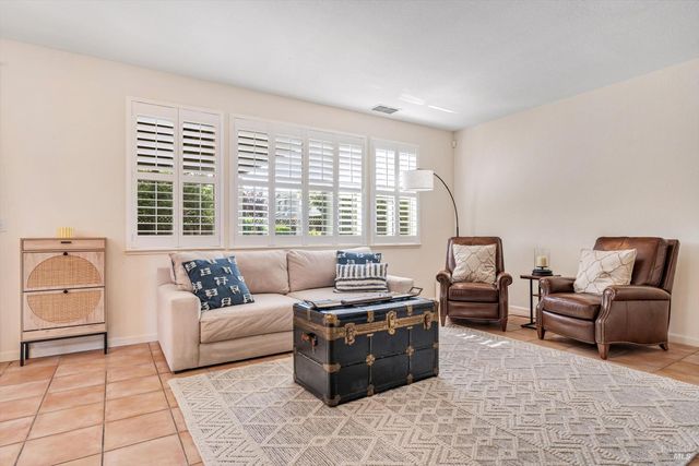 232 Cambridge Ln, Petaluma, CA 94952