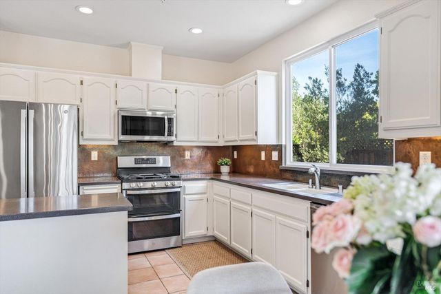 232 Cambridge Ln, Petaluma, CA 94952